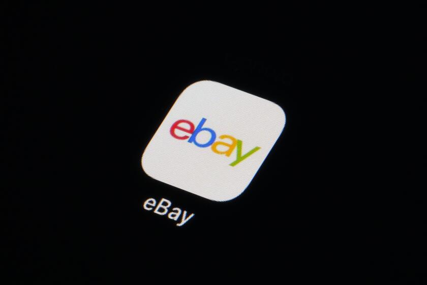 ARCHIVO - El icono de la app de eBay es visto en un smartphone, el martes 28 de febrero de 2023, en Marple Township, Pensilvania. (AP Foto/Matt Slocum, archivo)