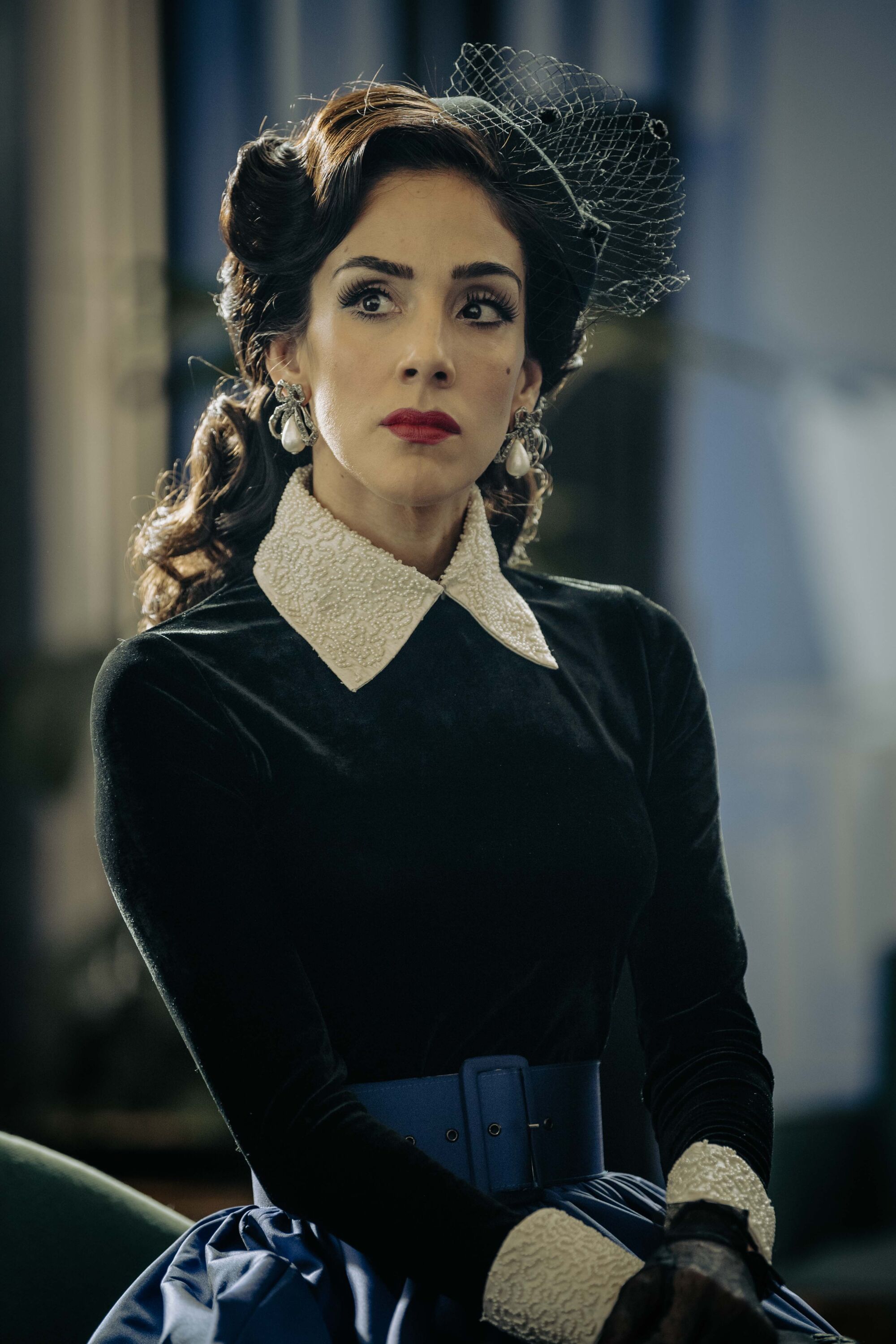 Sandra Echeverría en una escena de la serie de ViX+ sobre la vida de la actriz mexicana María Félix.