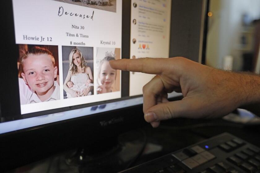 Austin Cloes señala en una pantalla de computadora una foto de sus familiares Rhonita Miller y su familia, que fueron asesinados en México, en Herriman, Utah.