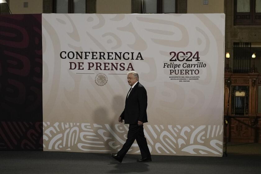 ARCHIVO - El presidente mexicano Andrés Manuel López Obrador llega para comenzar su conferencia de prensa matutina diaria en el Palacio Nacional en la Ciudad de 惭é虫颈肠辞, el 1 de marzo de 2024. López Obrador comentó sobre el primer debate presidencial del país antes de las elecciones de junio, expresando enojo el martes 9 de abril de 2024. (AP Foto/Marco Ugarte, Archivo)