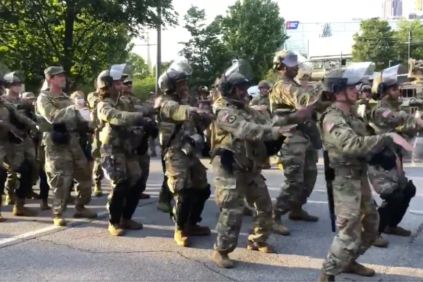 Elementos de la Guardia Nacional bailan 'La Macarena' en el centro de Atlanta con manifestantes, durante una protesta pacífica.