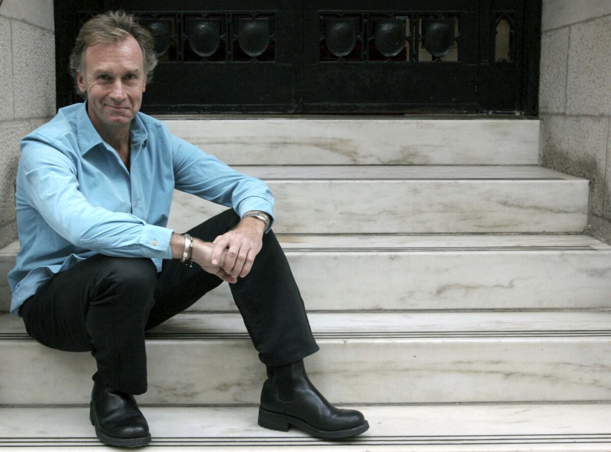 ARCHIVO – El autor Nicholas Evans posa en Nueva York el 29 de septiembre de 2005. 