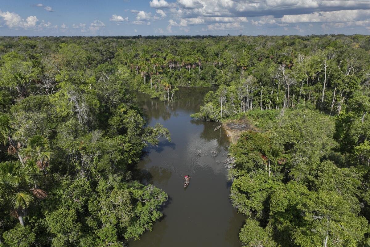 Indígenas se desplazan en un bote en el río Komi Memem, llamado Laje en los mapas no indígenas