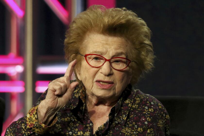 ARCHIVO – La Dra. Ruth Westheimer participa en el panel "Ask Dr. Ruth" (Pregúntale a la Dra. Ruth) en la presentación en Hulu de la Gira Invernal de Prensa de la Asociación de Críticos de Televisión en The Langham Huntington, el lunes 11 de febrero de 2019, en Pasadena, California. (Foto de Willy Sanjuan/Invision/AP, Archivo)