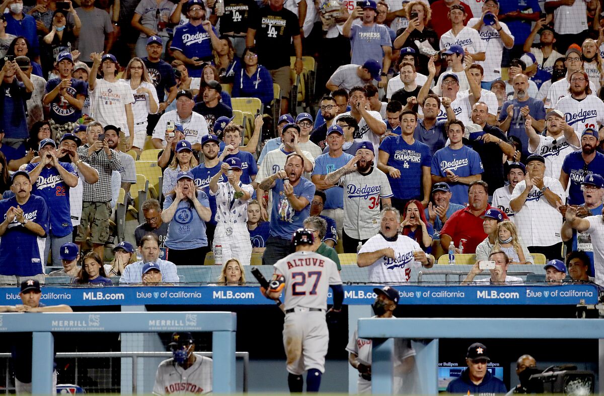 Les fans des Dodgers huent Jose Altuve des Astros.