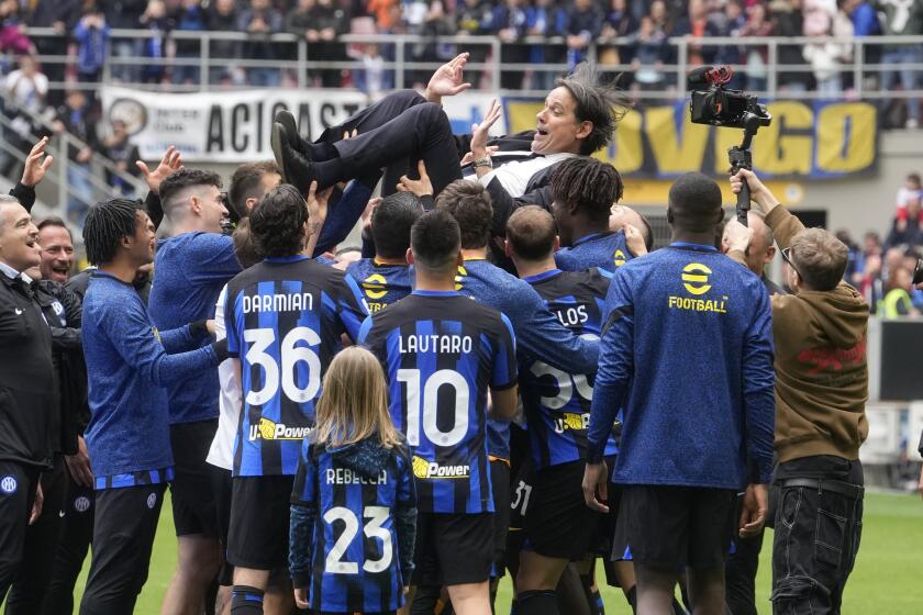 Simone Inzaghi, entrenador del Inter de Milán, es lanzado al aire por sus jugadores al final del partido de la Serie A entre el Inter y Torino en el estadio San Siro, en Milán, Italia, el domingo 28 de abril de 2024. El Inter de Milán aseguró hace una semana el título de la Serie A al superar al AC Milan. (AP Foto/Luca Bruno)