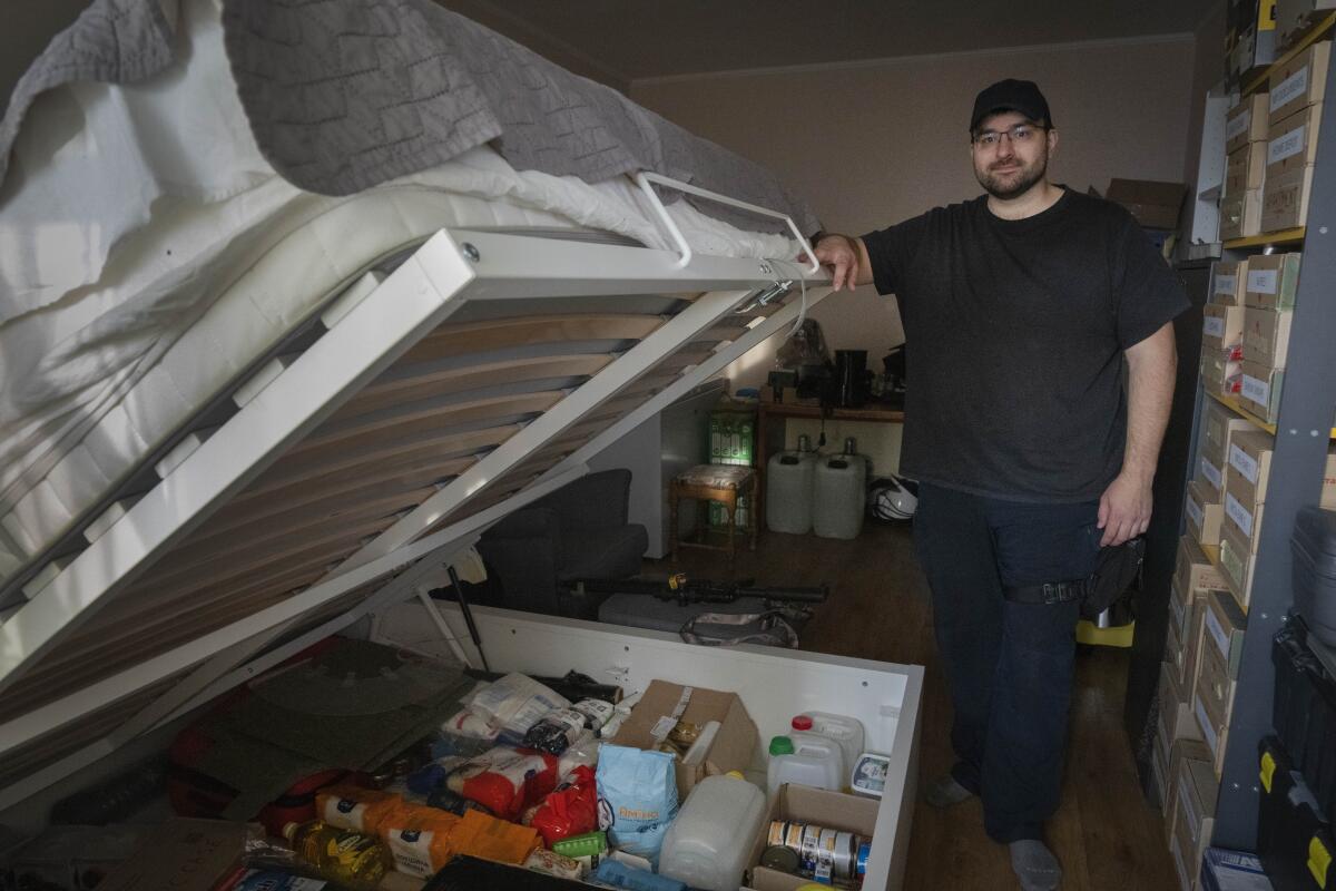 Dmytro Bondarenko almacena debajo de su cama suministros y alimentos no perecederos