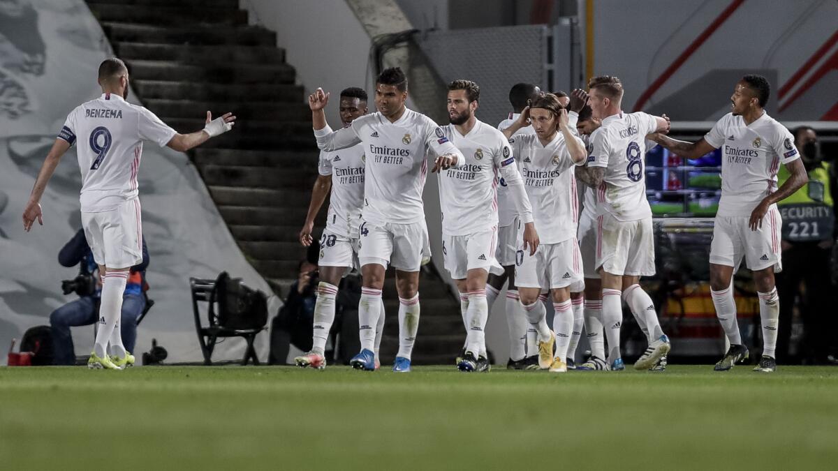 Los jugadores del Real Madrid celebran tras la anotación de su segundo gol en la victoria 3-1  