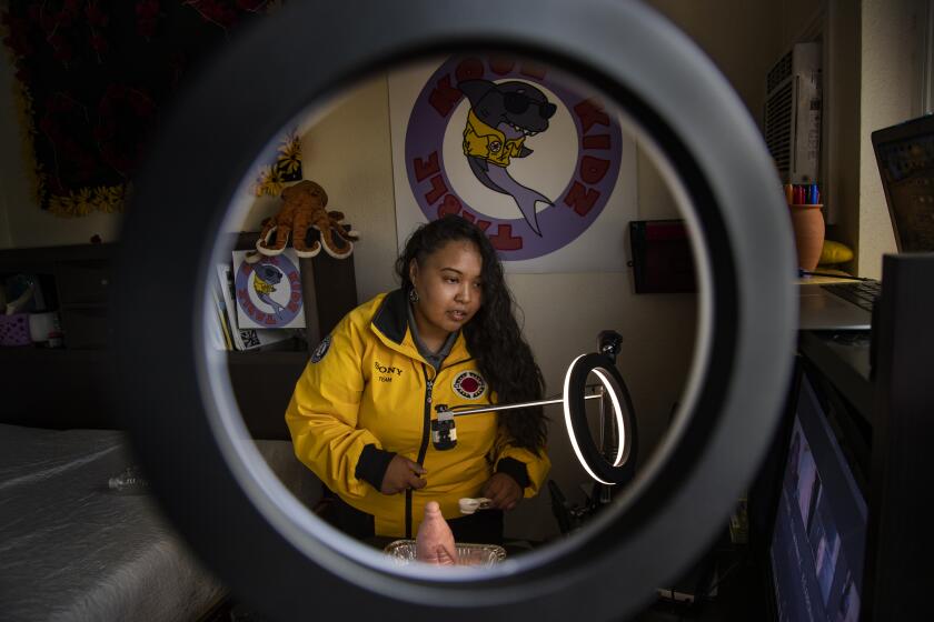 POMONA, CA - DECEMBER 10, 2020: Alejandrina Arizmendi-Ruiz teaches a step-by-step science experiment via Zoom to students in an after school class from her home on December 10, 2020 in Pomona, California. She works for a nonprofit called City Year.(Gina Ferazzi / Los Angeles Times)