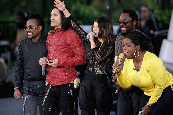 Surprise flash mob featuring the Black Eyed Peas (2009)
