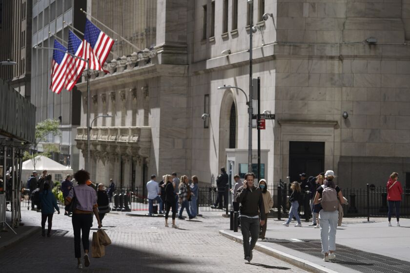 Varias personas caminan frente a la Bolsa de Valores el viernes 23 de septiembre de 2022, en Nueva York. (AP Foto/Mary Altaffer)