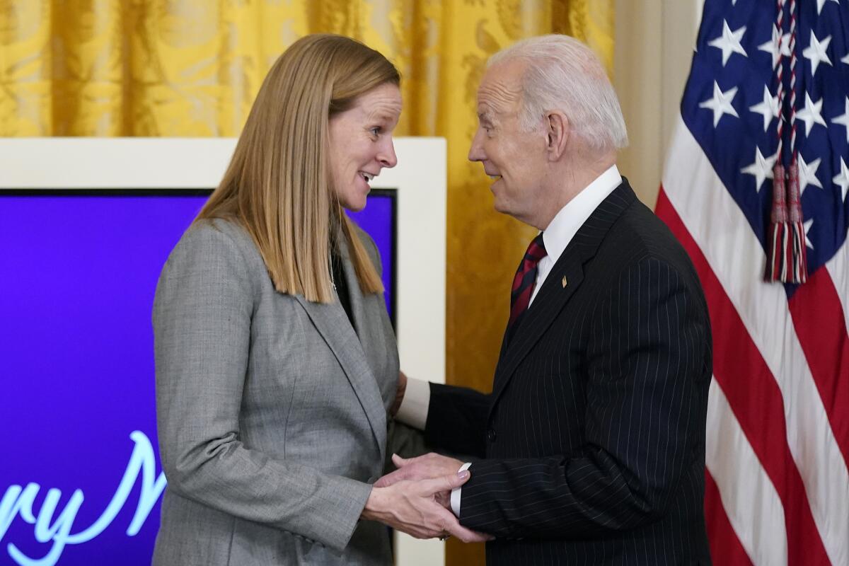 ARCHIVO - El presidente estadounidense Joe Biden habla con Cindy Parlow Cone,