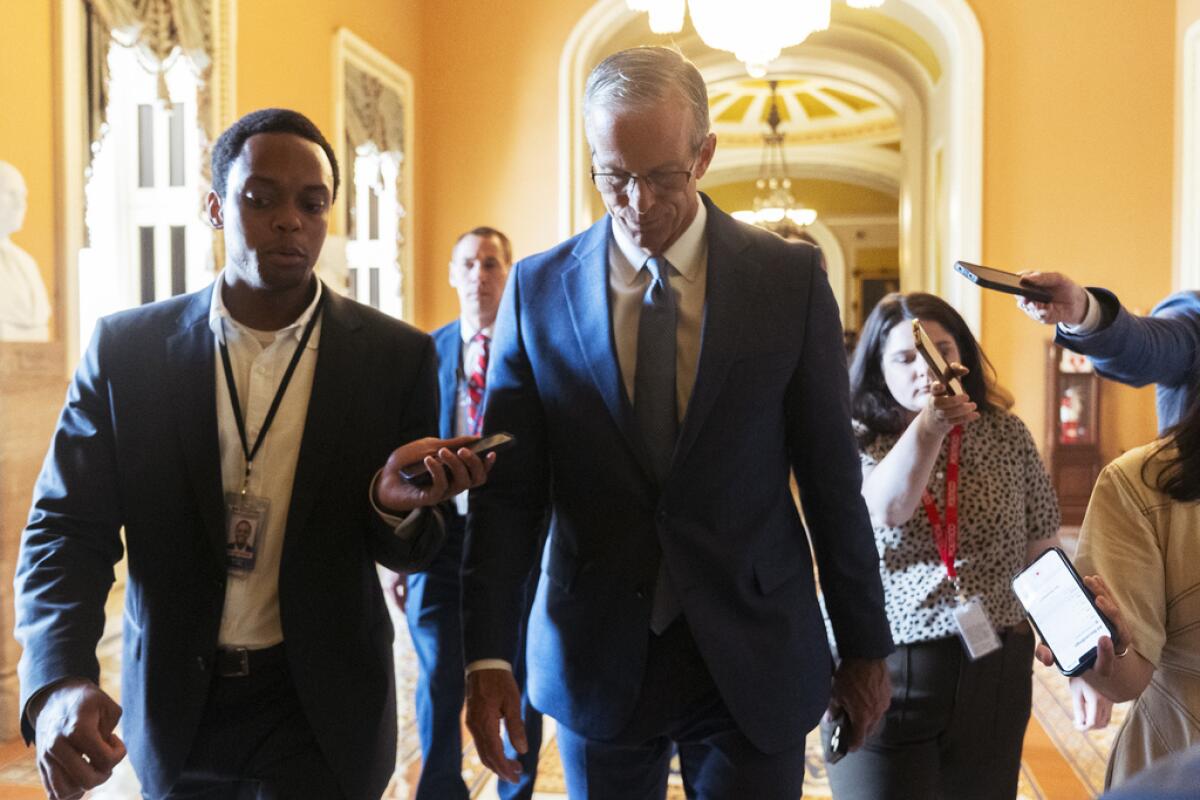 El líder de la mayoría en el Senado, John Thune,