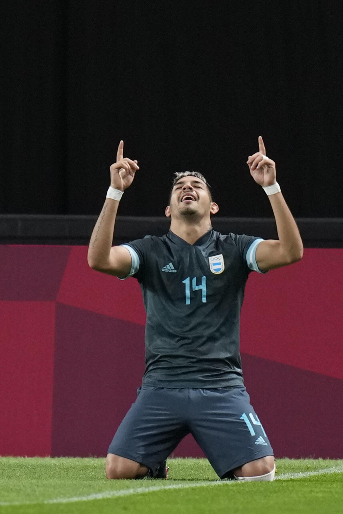 El defensor argentino Facundo Medina celebra al marcar el primer gol