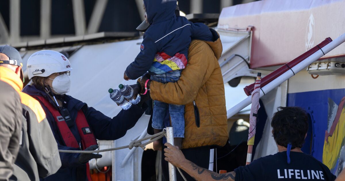 I gruppi umanitari chiedono alla Francia di accettare le barche dei migranti