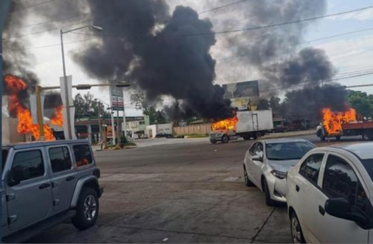 Vista de vehículos incendiados durante una enfrentamiento de grupos armados con las fuerzas federales este jueves, en las calles de la ciudad de Culiacán, en el estado de Sinaloa (México). Pistoleros del narcotráfico lanzaron este jueves una oleada violenta de bloqueos y balaceras en la ciudad mexicana de Culiacán entre rumores de la captura de uno de los hijos del narcotraficante Joaquín Guzmán Loera, el "Chapo". EFE/ Str