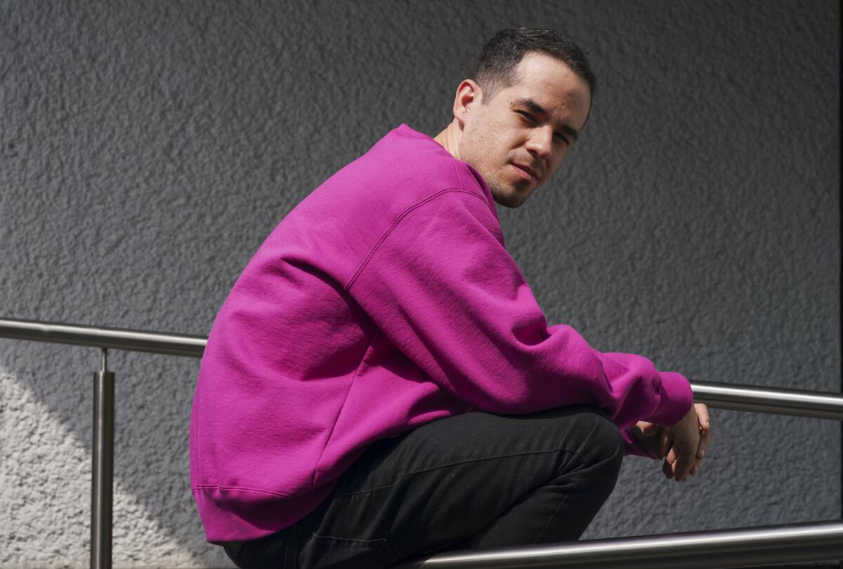 El productor y compositor mexicano Edgar Barrera posa durante una sesión en las oficinas de Sony Music 
