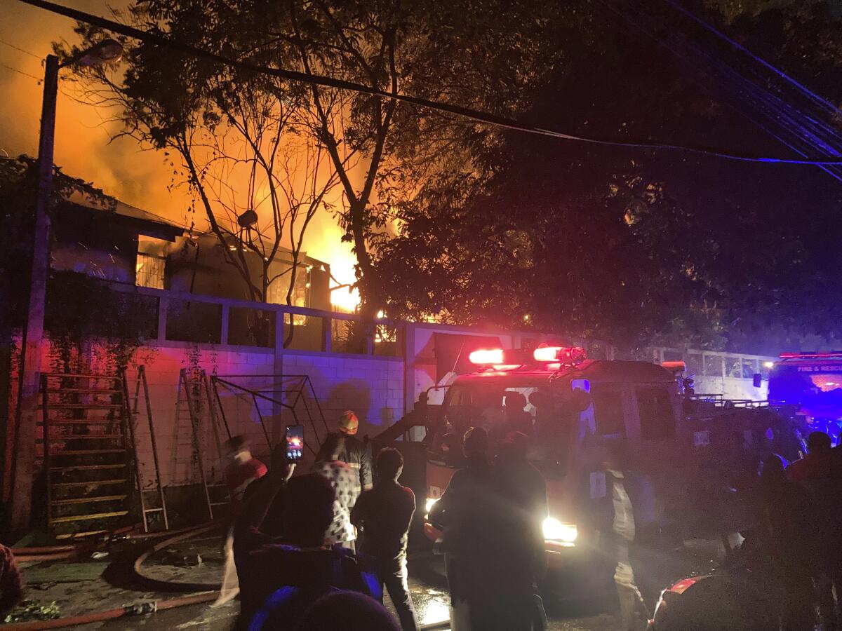 Los bomberos intentan apagar un incendio en la residencia privada del primer ministro de Sri Lanka, 