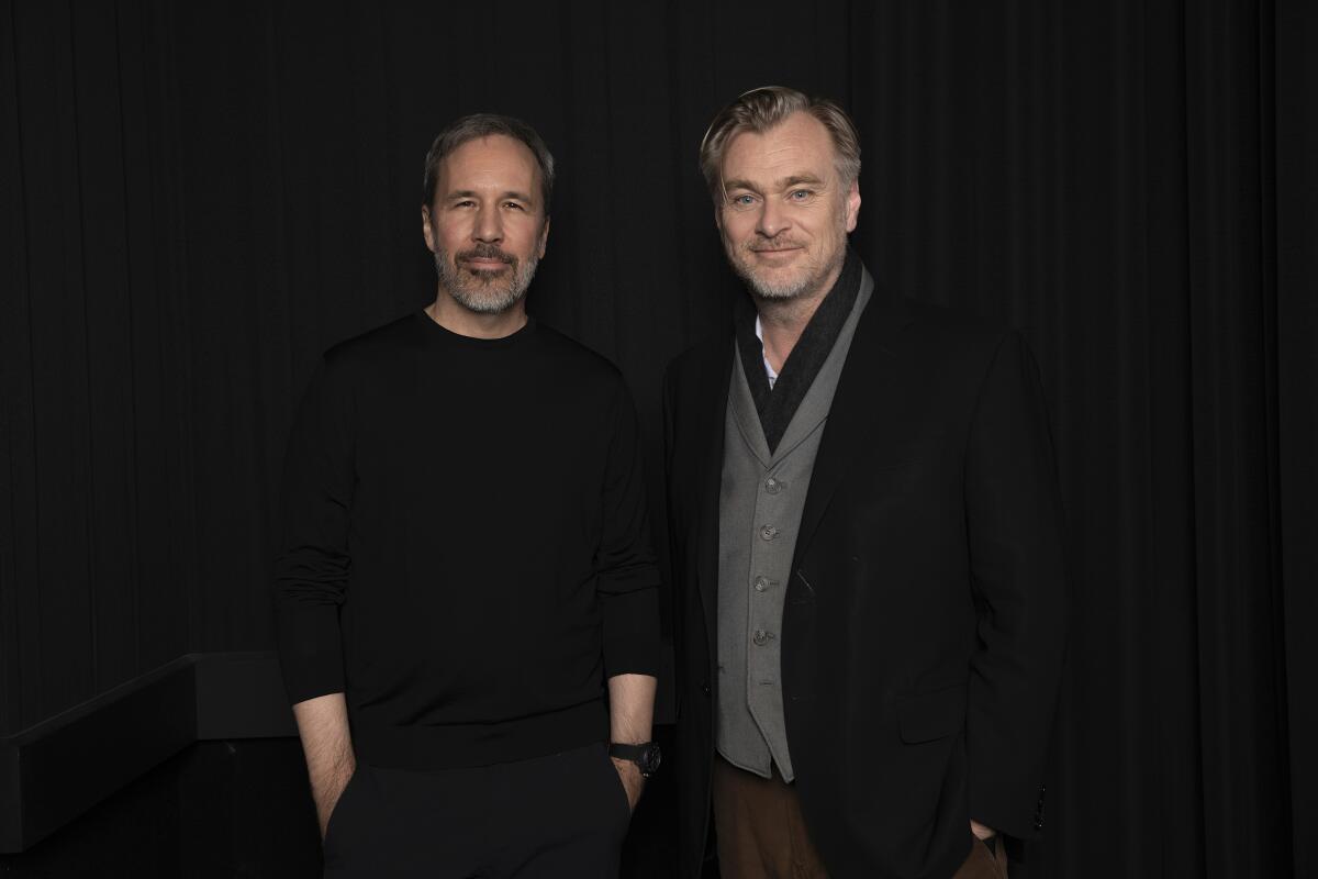 Denis Villeneuve, izquierda, y Christopher Nolan posan para un retrato el viernes 