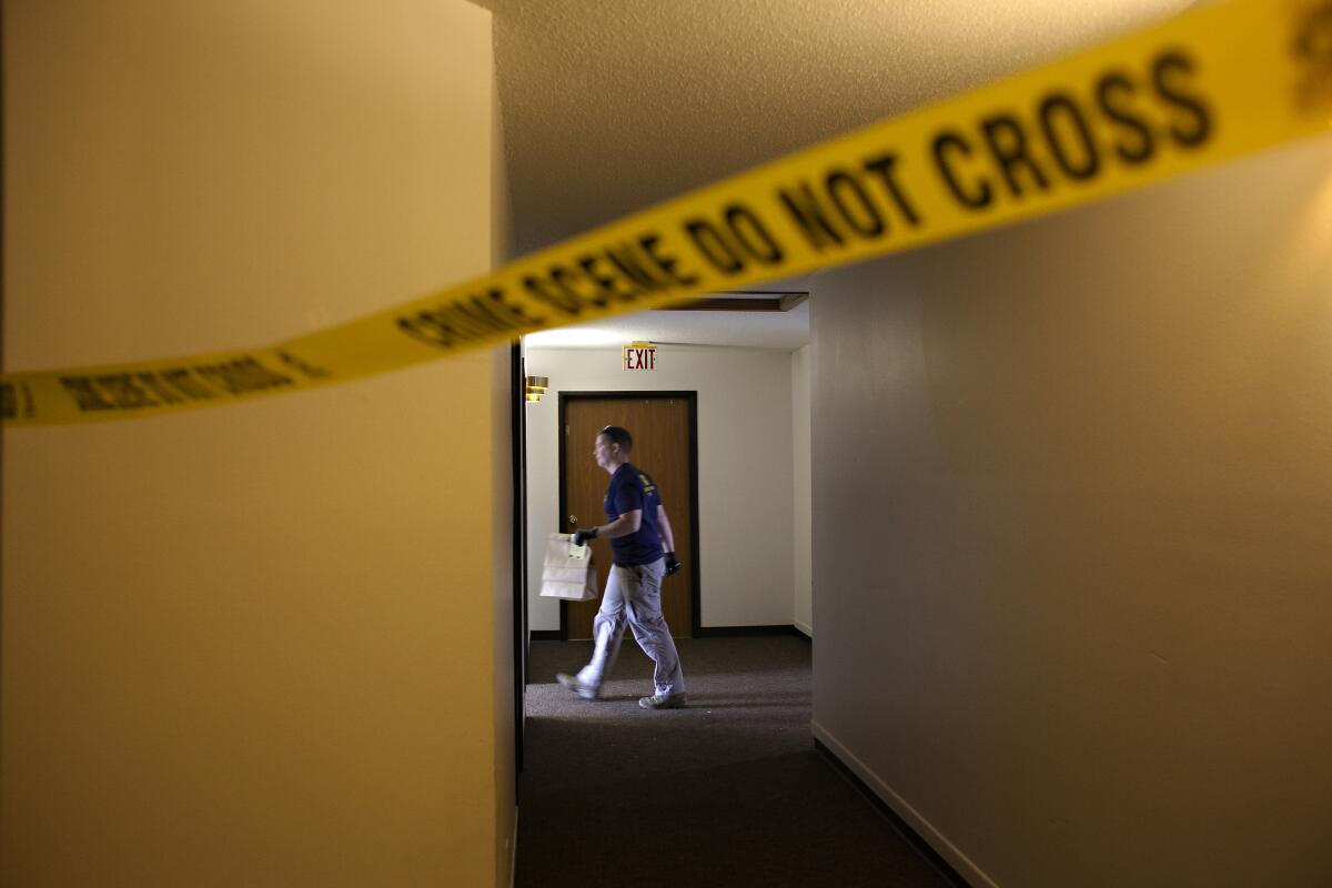 Un investigador del FBI camina detrás de la escena de un crimen