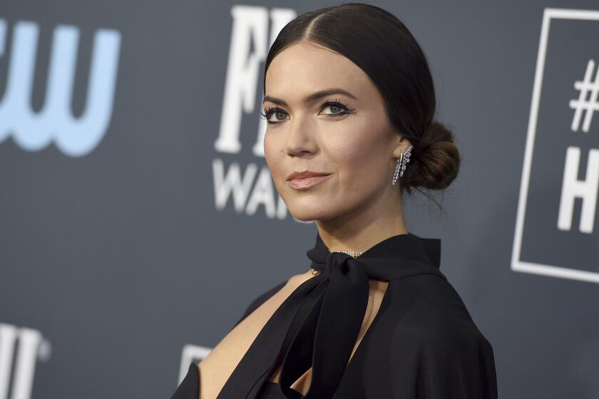 ARCHIVO - Mandy Moore llega a la 25ta entrega anual de los Critics' Choice Awards en Santa Monica, California, el 12 de enero de 2020. Moore anunció el nacimiento de su bebé, August Harrison Goldsmith, el martes en su cuenta de Instagram. Es el primer hijo para la actriz y cantante y el músico Taylor Goldsmith, quienes se casaron en 2018. (Foto por Jordan Strauss/Invision/AP, Archivo)