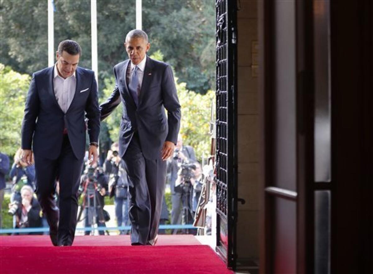 El presidente de EEUU, Barack Obama, camina hacia el palacio Maximos con el primer ministro griego, Alexis Tsipras, para comenzar su reunión conjunta y rueda de prensa en Atenas, el martes 15 de noviembre de 2016.