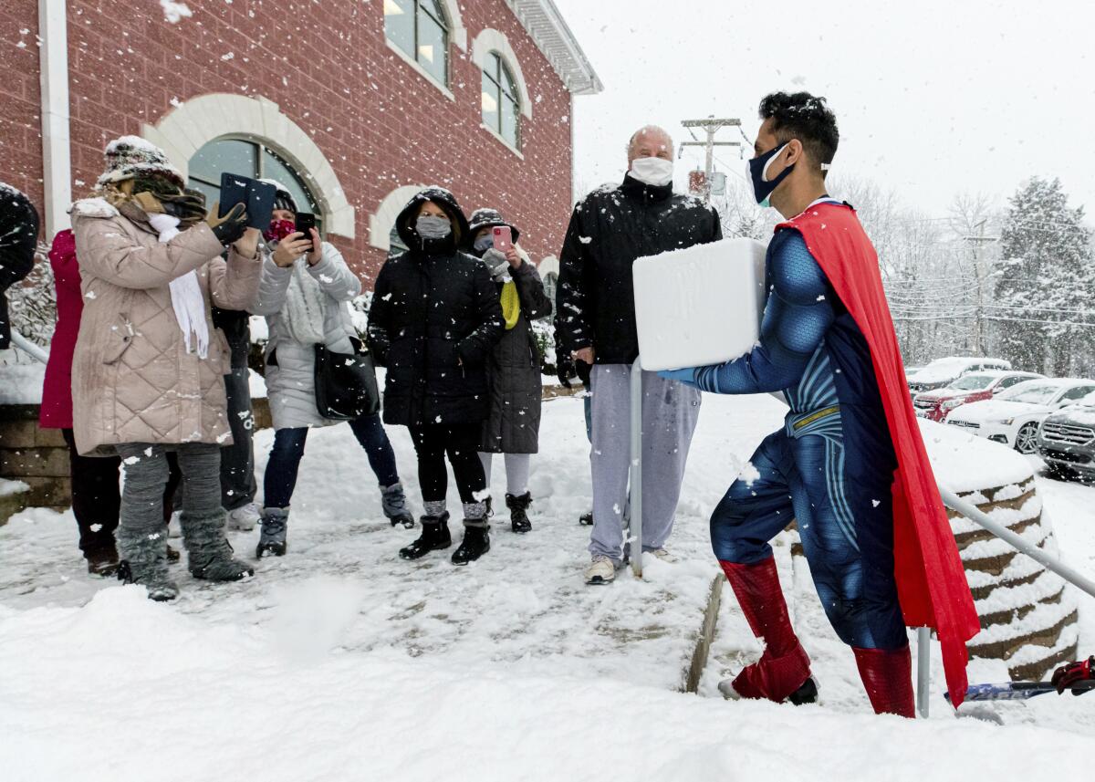 El farmacéutico Mayank Amin, propietario de la Skippack Pharmacy, llega vestido con un disfraz de superhéroe