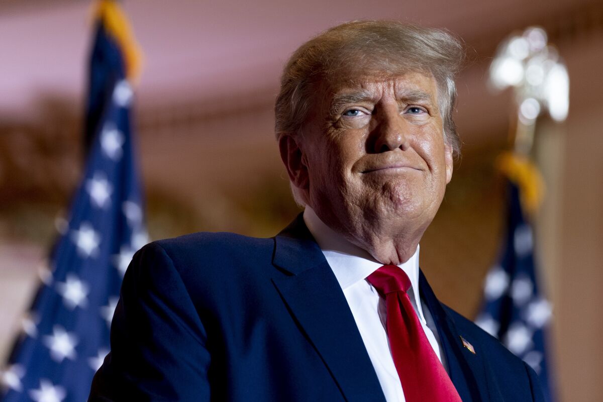ARCHIVO - El expresidente Donald Trump, en la finca Mar-a-Lago de Palm Beach, Florida, el 15 de noviembre de 2022