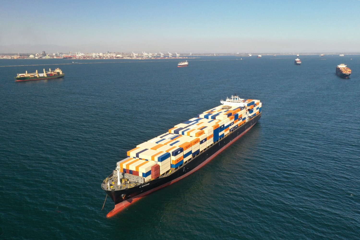 FOTOS | Atasco en los puertos de Los Ángeles: docenas de barcos están inactivos frente a la costa