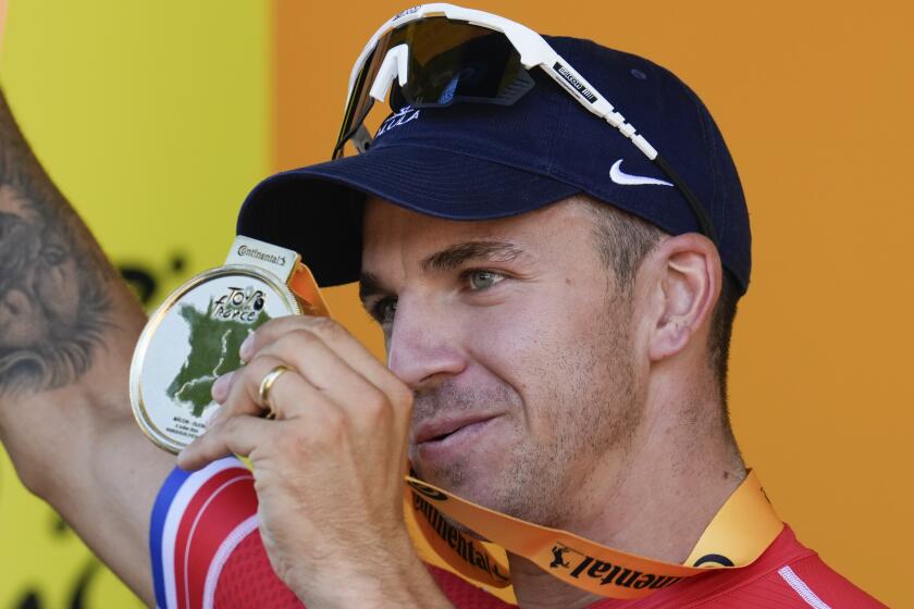 El holandés Dylan Groenewegen celebra en el podio tras ganar la sexta etapa del Tour de Francia en la ruta de 163,5 kilómetros entre Macon y Dijon, Francia el jueves 5 de julio del 2024. (AP Foto/Jerome Delay)