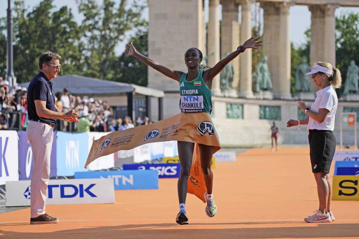 La etiope Amane Beriso Shankule reacciona al cruzar la meta para ganar la prueba de maratón 