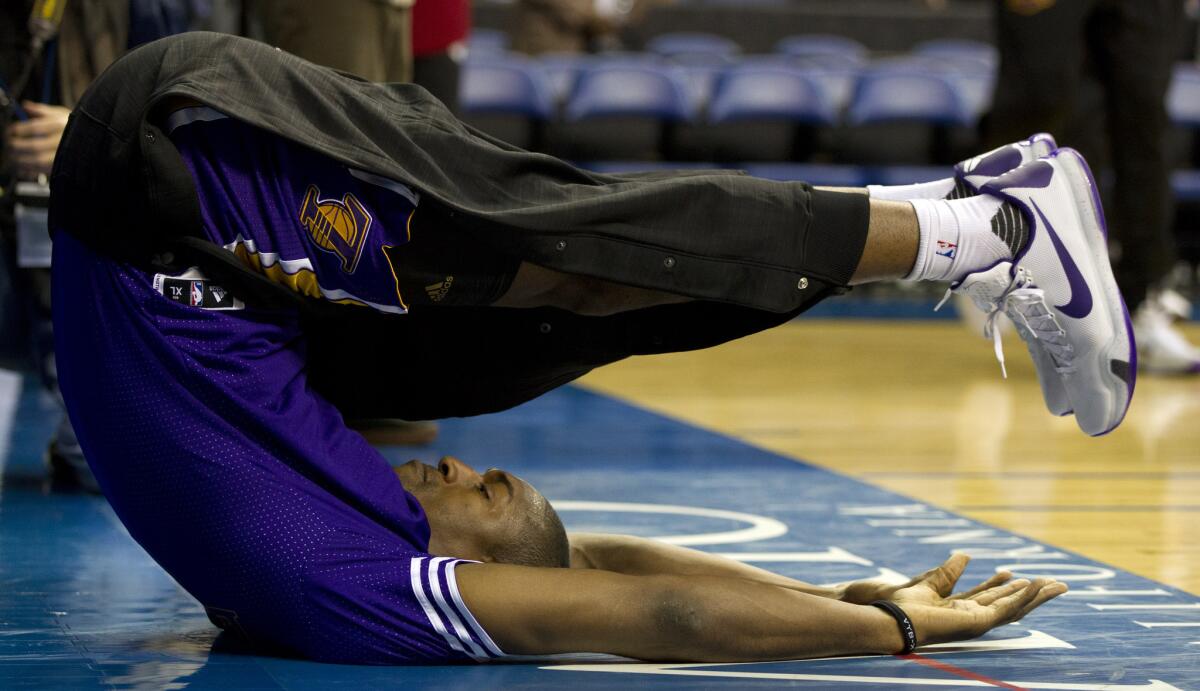El alero de los Lakers, Metta World Peace hace lo que sea para aportar a su equipo.