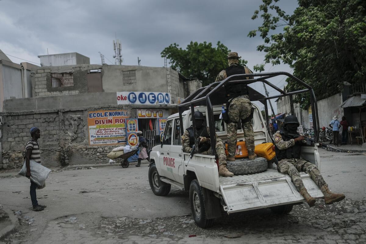 Fuerzas de seguridad patrullan las calles de Croix-des-Bouquets, cerca de Puerto Príncipe, Haití.