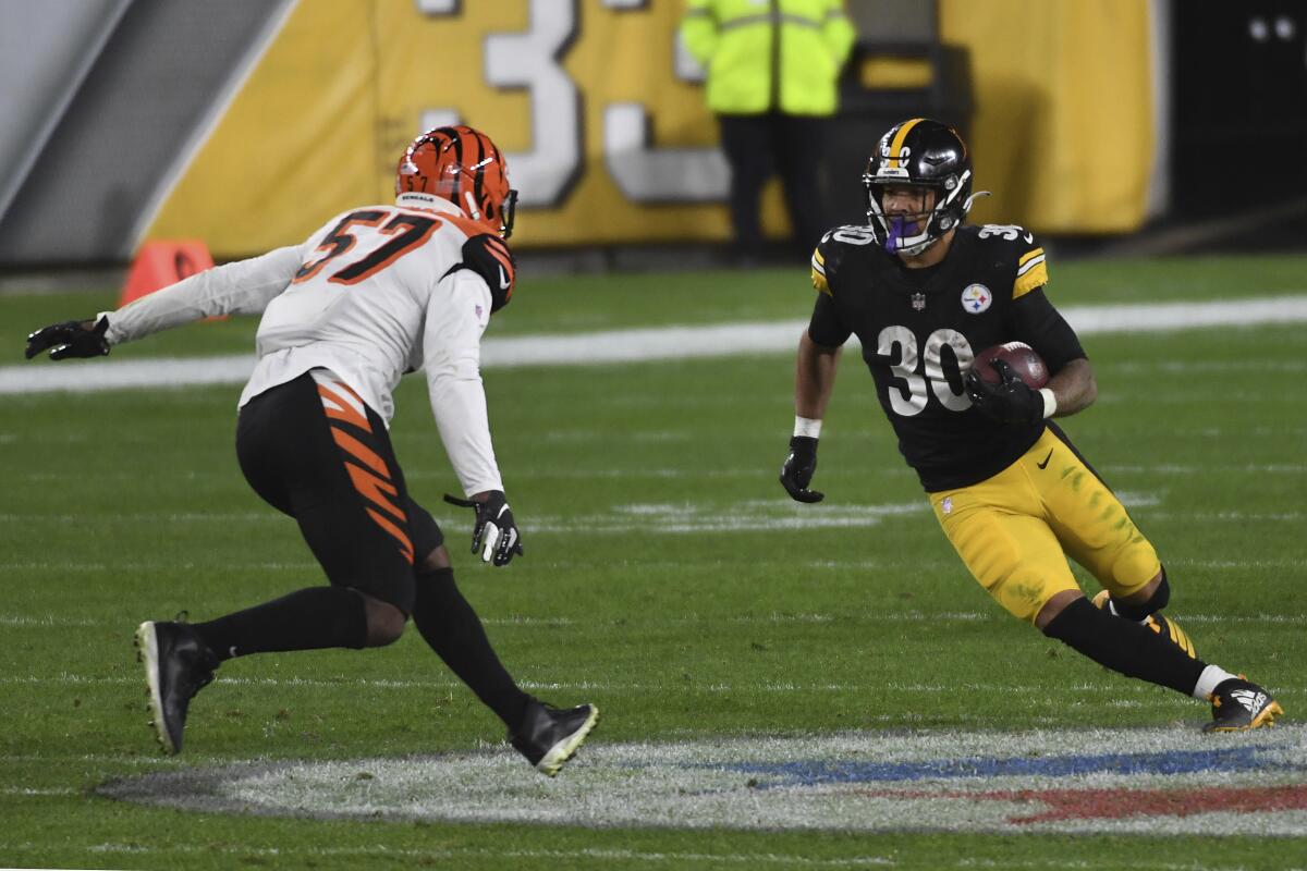 Pittsburgh Steelers running back James Conner in action against Cincinnati Bengals.