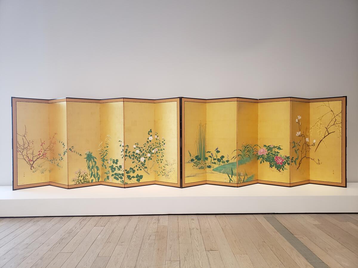 A golden folding screen painted with flowers