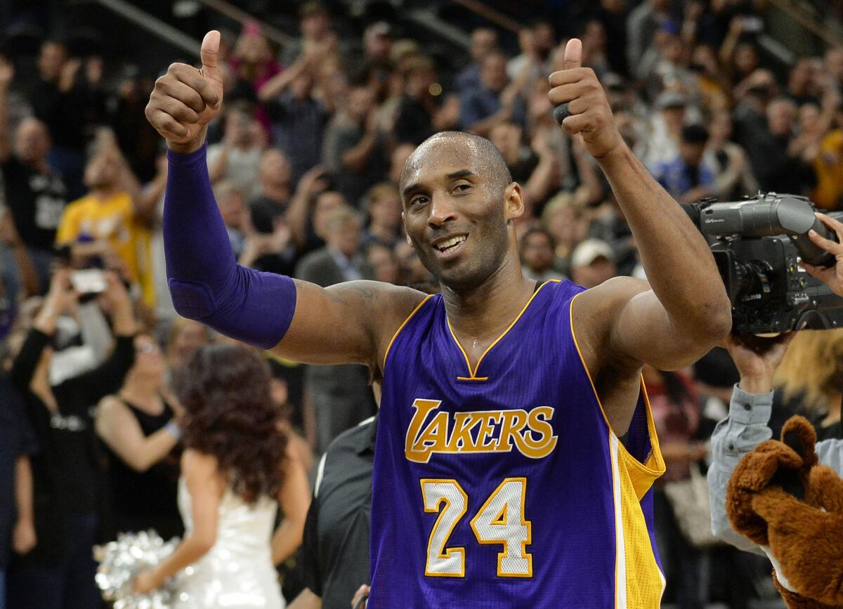 Foto de archivo del 6 de febrero de 2016 en la que Kobe Bryant de los Lakers de Los Angeles saluda a los aficionados al final de un partido contra los Spurs de San Antonio.
