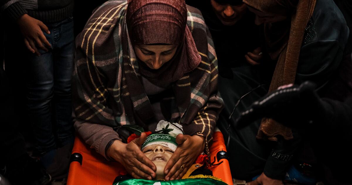 Bir çocuğun cenazesinde Filistinli bir köy veda etmek için toplandı