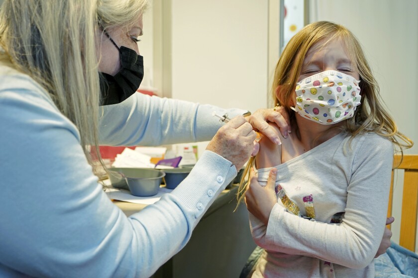 Una niña recibe la vacuna contra el coronavirus en Seattle el 9 de noviembre del 2021. 