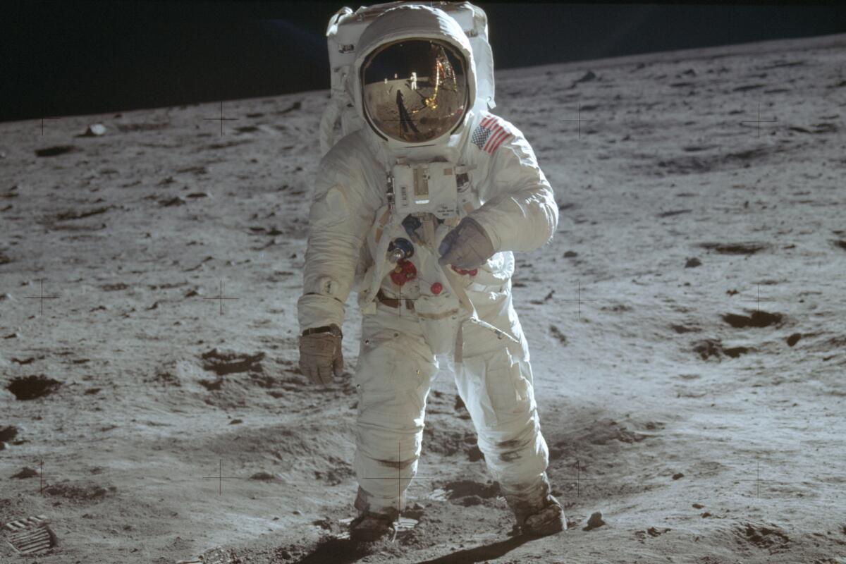En esta fotografía del 20 de julio de 1969, publicada por la NASA, el astronauta Buzz Aldrin, camina sobre la superficie de la Luna durante la fase de exploración de la misión Apolo 11. (Neil Armstrong/NASA vía AP)