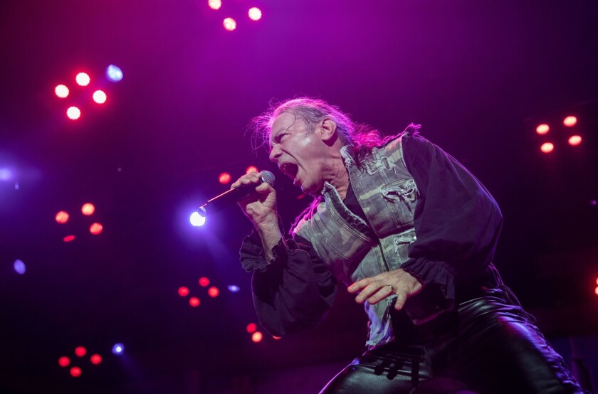 Bruce Dickinson durante una de sus presentaciones en vivo.