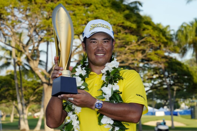 Hideki Matsuyama, de Japón, presenta el trofeo de campeón después de la última ronda del torneo de golf Sony Open, el domingo 16 de enero de 2022, en el Waialae Country Club, en Honolulu. (AP Foto/Matt York)