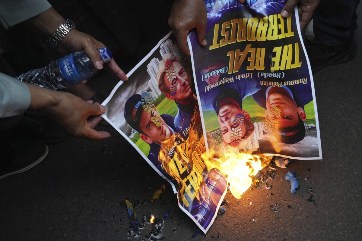 Manifestantes musulmanes queman carteles durante una protesta ante la embajada sueca 