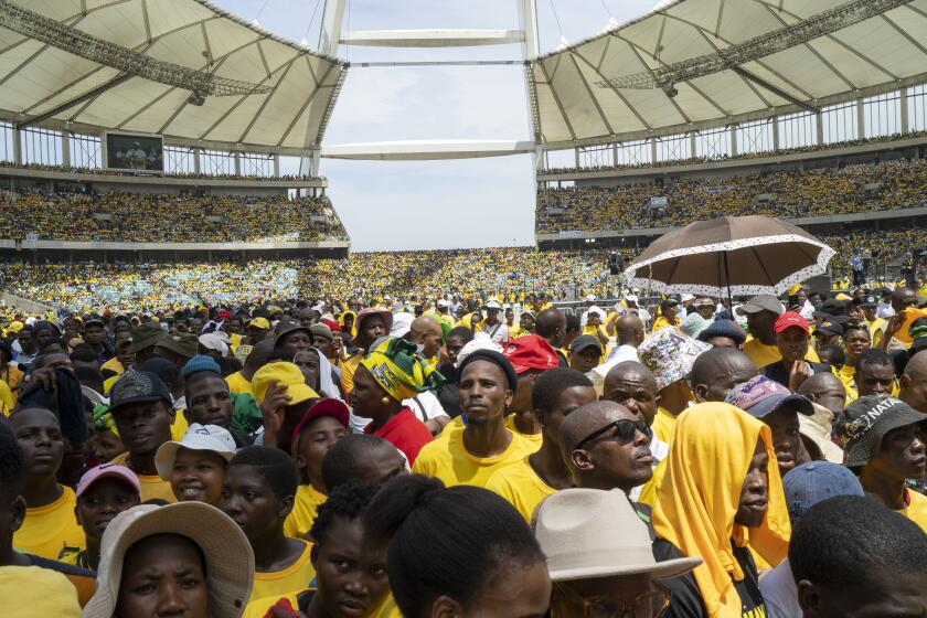 Partidarios del Congreso Nacional Africano escuchan el discurso del presidente sudafricano Cyril Ramaphosa en el Estadio Mose Mabhida en Durban, Sudáfrica, el 24 de febrero de 2024. (Foto AP /Jerome Delay)