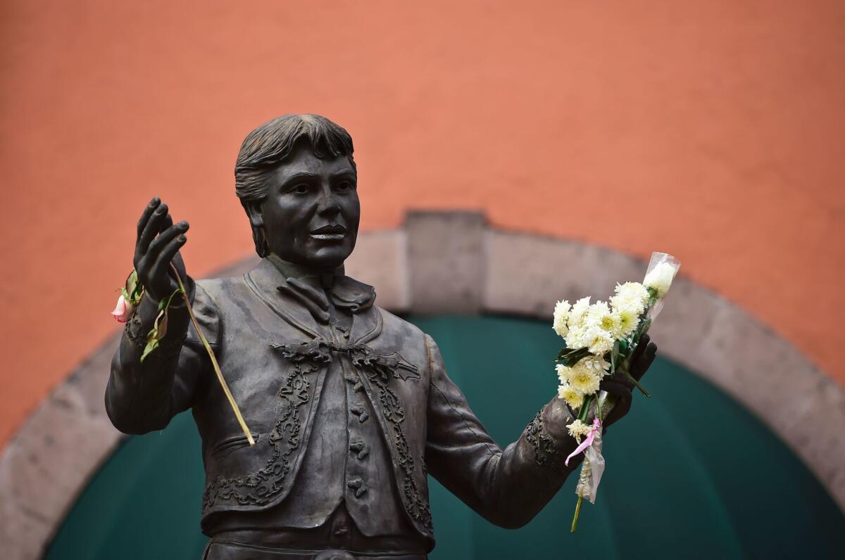 Juan Gabriel, que tiene su propia estatua en la Plaza Garibaldi de México, podría ser conmemorado de cuerpo presente en su país de origen desde mediados de esta semana.