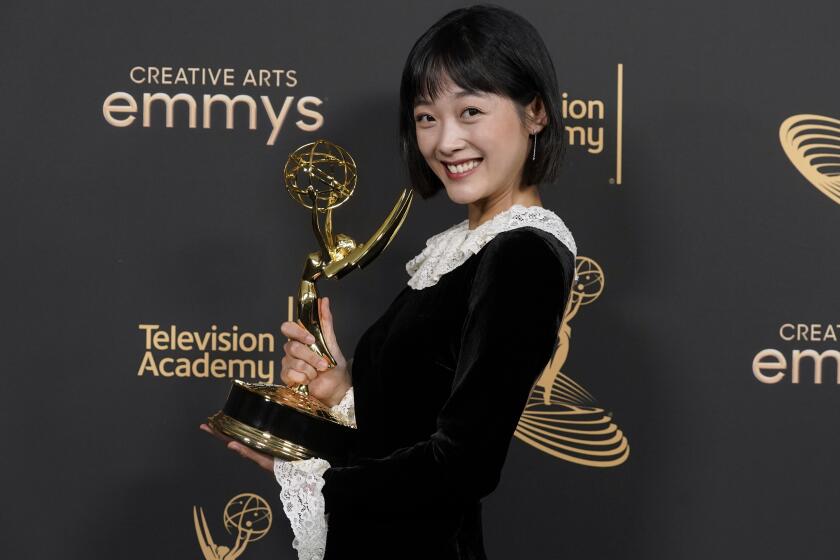 Lee Yoo-Mi posa en la sala de prensa con el premio a mejor actriz invitada en una serie de drama por "Squid Game" en la segunda noche de los Premios Emmy a las Artes Creativas el domingo 4 de septiembre de 2022 en el Teatro Microsoft en Los Angeles. (Foto AP/Chris Pizzello)
