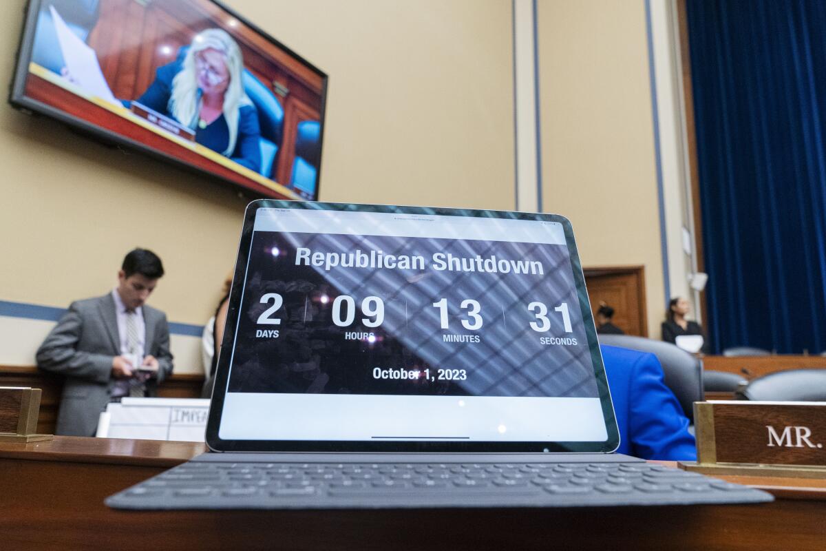 Una laptop muestra una cuenta regresiva sobre el tiempo que queda antes del cierre del gobierno.