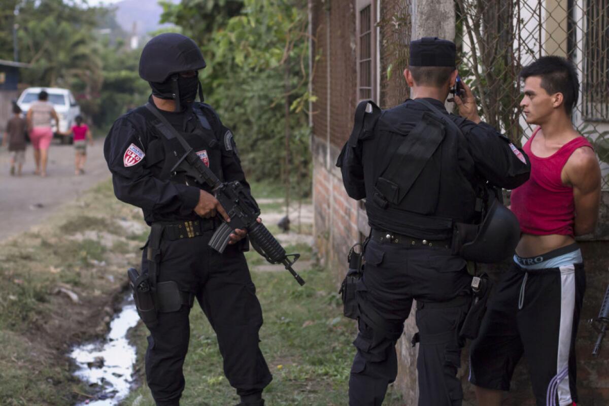 En esta imagen, tomada el 1 de abril de 2015, un hombre es detenido por miembros de las fuerzas especiales de la Policía en la localidad de San Juan Opico, El Salvador.