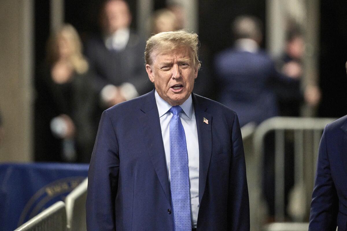 El expresidente estadounidense Donald Trump afuera del tribunal en Manhattan el 26 de abril de 2024. 
