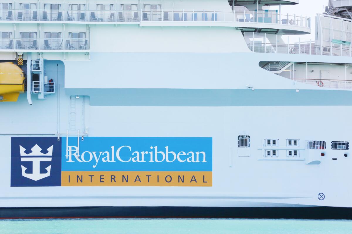 El crucero Royal Caribbean International está atracado en el Puerto de Miami.