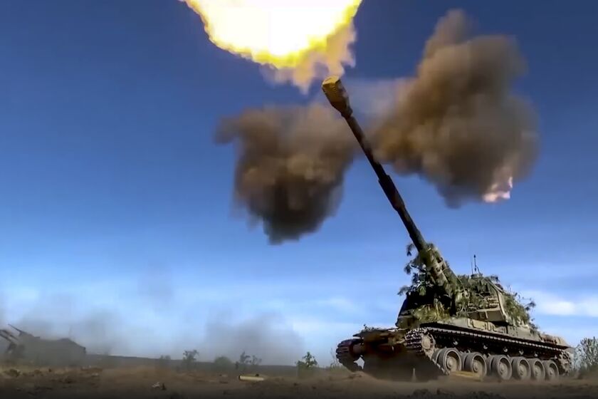 Esta fotografía tomada de un video difundido por el Servicio de Prensa del Ministerio de Defensa de Rusia el lunes 5 de junio de 2023 muestra un tanque ruso disparar hacia posiciones militares ucranianas en un lugar no revelado. (Servicio de Prensa del Ministerio de Defensa de Rusia vía AP)